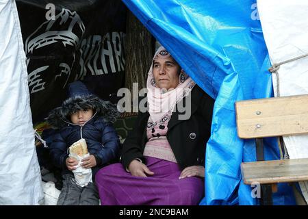 Diyarbakir, Türkei. 11. Februar 2023. Eine Frau und ihr Kind leben nach dem Erdbebenwrack in einem primitiven Zelt. Frauen und Kinder sind durch das kalte Wetter schwer betroffen. 7 Gebäude in der Stadt wurden vollständig zerstört. Die Rettungsarbeiten in der Stadt wurden 9 Tage nach dem Erdbeben abgeschlossen. Die Zahl der Todesopfer erreichte 344. Es gibt fast 1000 Verletzte. In Diyarbakir gibt es insgesamt 307 Gebäude, von denen 26 zerstört werden, 25 sofort abgerissen werden müssen und 261 schwer beschädigt sind. Etwa 250.000 Menschen können ihr Zuhause nicht betreten. Sie leben entweder in Zeltstädten oder in sicheren Unterkünften Stockfoto