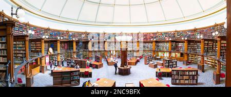 Panoramablick aus Weitwinkel auf das Innere des kreisförmigen viktorianischen picton-Leseraums in der liverpool Central Library in Liverpool UK Stockfoto