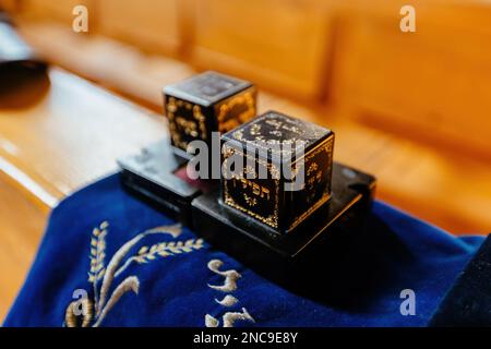 Ein Paar Tefillin auf einer Synagogenbank. Stockfoto