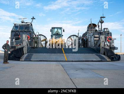 Atlantik. 10. Februar 2023. Matrosen, die der Angriffsflotteneinheit 4 zugeteilt sind, bereiten Material vor, das im Atlantik aus einem Höhenballon für den Transport zu Bundesagenten auf der Joint Expeditionary Base Little Creek am 10. Februar 2023 gefunden wurde. Auf Anweisung des Präsidenten der Vereinigten Staaten und mit voller Unterstützung der kanadischen Regierung, US-Kampfflugzeuge unter U.S. Die Northern Command Authority hat einen Ballon in großer Höhe innerhalb des US-Luftraums und über den Hoheitsgewässern der USA zum Absturz gebracht. Februar 2023. Aktiver Dienst, Reserve, Nationalgarde und Zivilperson Stockfoto