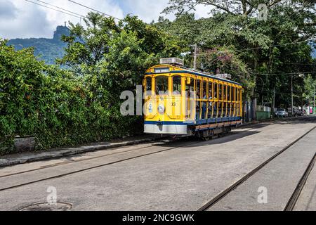 Die berühmte alte Straßenbahn Bonde de Santa Teresa in Rio de Janeiro, Brasilien. Gelbe Straßenbahn durch die Straßen des Santa Teresa Viertels von Rio de Stockfoto