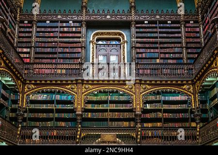 Wunderschön detailgetreues Interieur des königlichen portugiesischen Lesekabinetts in Rio de Janeiro, Brasilien. Es hat die größte und wertvollste Literatur von P Stockfoto