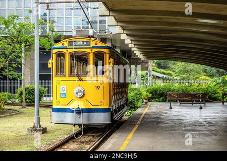 Die berühmte alte Straßenbahn Bonde de Santa Teresa in Rio de Janeiro, Brasilien. Gelbe Straßenbahn durch die Straßen des Santa Teresa Viertels von Rio de Stockfoto