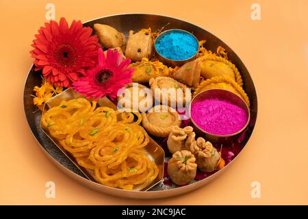 Verschiedene Indische Mithai Jalebi, Jilebi, Zalebi, Gujiya, Gujia, Karanji, Pedakiya, Basundi, Gughra, Chandrakala Und Farbenfrohes Herbal Holi Color Powder Gu Stockfoto