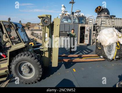 Atlantik. 10. Februar 2023. Matrosen, die der Angriffsflotteneinheit 4 zugeteilt sind, bereiten Material vor, das im Atlantik aus einem Höhenballon für den Transport zu Bundesagenten auf der Joint Expeditionary Base Little Creek am 10. Februar 2023 gefunden wurde. Auf Anweisung des Präsidenten der Vereinigten Staaten und mit voller Unterstützung der kanadischen Regierung, US-Kampfflugzeuge unter U.S. Die Northern Command Authority hat einen Ballon in großer Höhe innerhalb des US-Luftraums und über den Hoheitsgewässern der USA zum Absturz gebracht. Februar 2023. Aktiver Dienst, Reserve, Nationalgarde und Zivilperson Stockfoto