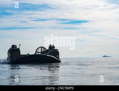 Atlantik. 8. Februar 2023. Matrosen, die der ACU (Assault Craft Unit) vier zugewiesen wurden, betreiben Luftkissen von Landungsbooten (LCAC) während der Bergungsarbeiten an einem Höhenballon im Atlantik am 8. Februar 2023. Auf Anweisung des Präsidenten der Vereinigten Staaten und mit voller Unterstützung der kanadischen Regierung, US-Kampfflugzeuge unter U.S. Die Northern Command Authority hat einen Überwachungsballon in großer Höhe im US-Luftraum und über US-Territorialgewässern zum Absturz gebracht. 4. Februar 2023. Aktiver Dienst, Reserve, Nationalgarde und Zivilpersonal geplant und e Stockfoto