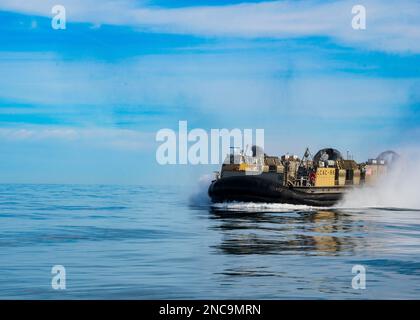 Atlantik. 8. Februar 2023. Matrosen, die der ACU (Assault Craft Unit) vier zugewiesen wurden, betreiben Luftkissen von Landungsbooten (LCAC) während der Bergungsarbeiten an einem Höhenballon im Atlantik am 8. Februar 2023. Auf Anweisung des Präsidenten der Vereinigten Staaten und mit voller Unterstützung der kanadischen Regierung, US-Kampfflugzeuge unter U.S. Die Northern Command Authority hat einen Überwachungsballon in großer Höhe im US-Luftraum und über US-Territorialgewässern zum Absturz gebracht. 4. Februar 2023. Aktiver Dienst, Reserve, Nationalgarde und Zivilpersonal geplant und e Stockfoto