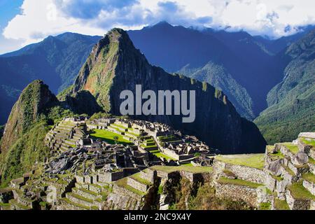 Die antike Inka-Stadt Machu Picchu liegt hoch oben in den Anden von Peru. Stockfoto