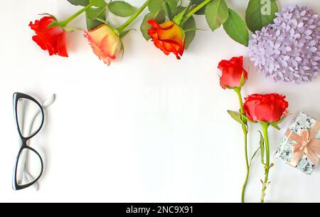 Hintergrund zum Lehrertag. Schwarzer Kreidetafelrahmen leerer Kopierbereich und frische Blumen in Vase. Weihnachtliches feminines Poster. Frühjahrsgrüße 8 märz-Symbol. Stockfoto