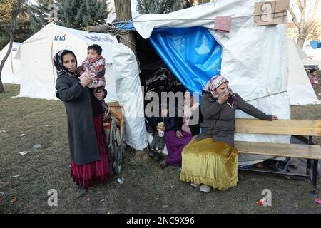 Diyarbakir, Türkei. 11. Februar 2023. Frauen, die sich kein Zelt leisten konnten, werden nach dem Erdbebenwrack mit ihren Kindern außerhalb ihres selbst gemachten Slums gesehen. 7 Gebäude in der Stadt wurden vollständig zerstört. Die Rettungsarbeiten in der Stadt wurden 9 Tage nach dem Erdbeben abgeschlossen. Die Zahl der Todesopfer erreichte 344. Es gibt fast 1000 Verletzte. In Diyarbakir gibt es insgesamt 307 Gebäude, von denen 26 zerstört werden, 25 sofort abgerissen werden müssen und 261 schwer beschädigt sind. Etwa 250.000 Menschen können ihr Zuhause nicht betreten. Sie leben entweder in Zeltstädten oder in sicheren Unterkünften Stockfoto