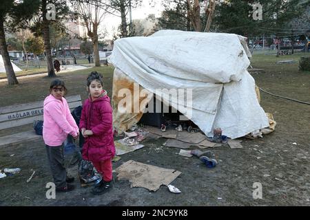 Diyarbakir, Türkei. 11. Februar 2023. Kinder werden außerhalb ihres primitiven Zeltaufbaus nach dem Erdbebenwrack gesehen. 7 Gebäude in der Stadt wurden vollständig zerstört. Die Rettungsarbeiten in der Stadt wurden 9 Tage nach dem Erdbeben abgeschlossen. Die Zahl der Todesopfer erreichte 344. Es gibt fast 1000 Verletzte. In Diyarbakir gibt es insgesamt 307 Gebäude, von denen 26 zerstört werden, 25 sofort abgerissen werden müssen und 261 schwer beschädigt sind. Etwa 250.000 Menschen können ihr Zuhause nicht betreten. Sie leben entweder in Zeltstädten oder in sicheren Unterkünften.einige Familien, die sagen, dass sie sie nicht finden können Stockfoto