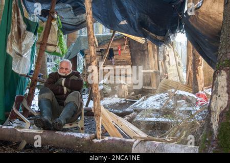 Der alte Mann in seinem Lager im Wald. Für viele Rentner ist der Ruhestand eine Armutsfalle. Die Politiker sorgen dafür, dass man nicht länger als Pensione leben kann Stockfoto