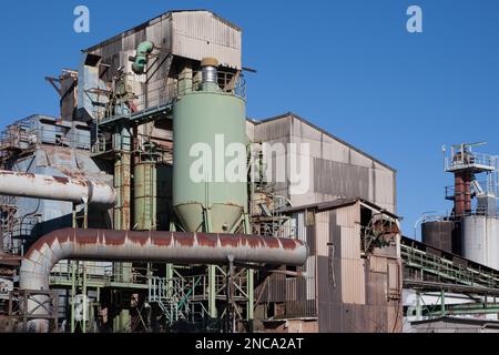 Alte Industrieruinen im Haldenwald in der Nähe der Kleinstadt Tuningen. Bis 2012 wurden hier riesige Mengen von Lias und Dogger abgebaut. Stockfoto