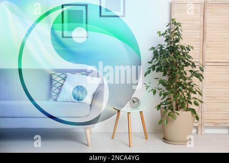 Stilvolle Wohnzimmereinrichtung und Yin Yang Symbol. Feng-Shui-Philosophie Stockfoto