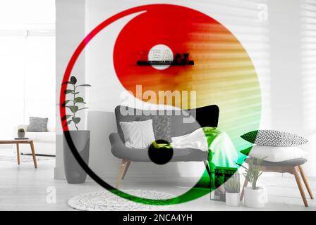 Stilvolle Wohnzimmereinrichtung und Yin Yang Symbol. Feng-Shui-Philosophie Stockfoto