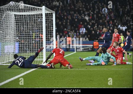 Paris, Frankreich, 14. Februar 2023, Julien Mattia / Le Pictorium - PSG - Bayern München - 14/2/2023 - Frankreich / Ile-de-France (Region) / Paris - Kylian Mbappe's Tor, das während des Spiels der Champions League 2023 zwischen PSG und Bayern München im Parc des Princes in der 16. Runde nicht zulässig ist, In Paris am 14. Februar 2023 Stockfoto