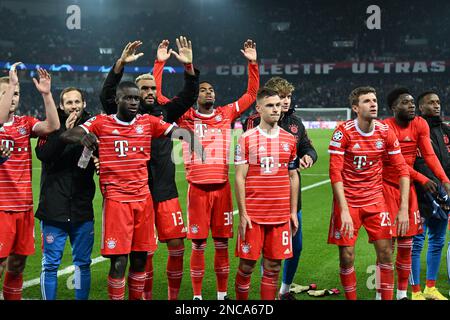 Paris, Frankreich. 14. Februar 2023. Fußball: Champions League, Paris Saint-Germain - Bayern München, Knockout-Runde, 16. Runde, erste Etappe, Parc des Princes. Bayern-Spieler jubeln nach dem Spiel bei den Fans. Kredit: Sven Hoppe/dpa/Alamy Live News Stockfoto