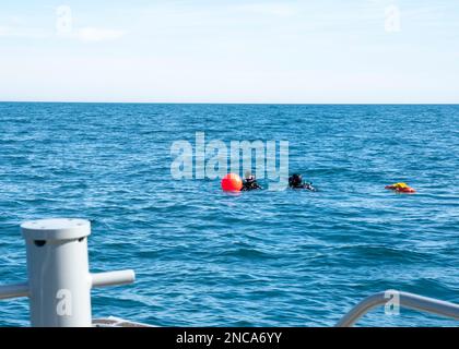 Atlantik. 7. Februar 2023. Matrosen, die der Sprengstoffbeseitigungsgruppe 2 zugeteilt sind, bereiten sich auf eine Suche nach Trümmern vor, während der Bergung eines Hochgeballons im Atlantik, 7. Februar 2023. Auf Anweisung des Präsidenten der Vereinigten Staaten und mit voller Unterstützung der kanadischen Regierung, US-Kampfflugzeuge unter U.S. Die Northern Command Authority hat einen Überwachungsballon in großer Höhe im US-Luftraum und über US-Territorialgewässern zum Absturz gebracht. 4. Februar 2023. Aktiver Dienst, Reserve, Nationalgarde und Zivilpersonal planten an Stockfoto