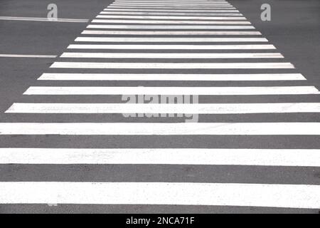 Weißer Fußgängerübergang auf einer leeren Straße Stockfoto