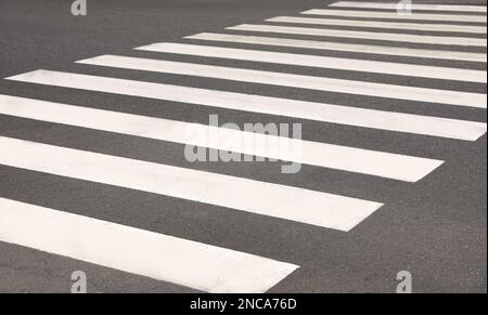 Weißer Fußgängerübergang auf einer leeren Straße Stockfoto