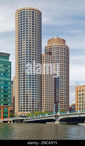 Einer (der größere) und zwei International Place sind Bürotürme und flankierende Nebengebäude mit einem beeindruckenden Blick auf den Hafen von Boston und die Innenstadt. Stockfoto