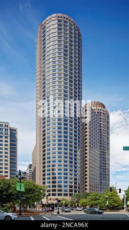 Einer (der größere) und zwei International Place sind Bürotürme und flankierende Nebengebäude mit einem beeindruckenden Blick auf den Hafen von Boston und die Innenstadt. Stockfoto