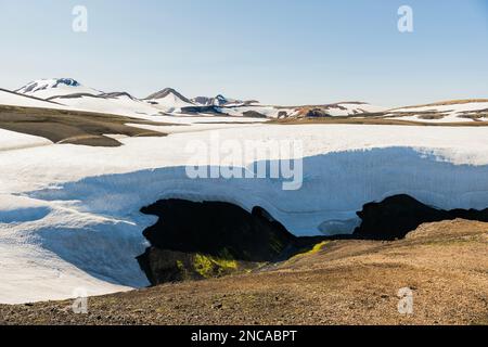 Schnee- und Gletscherflecken in Island, die während der Wanderung zu sehen sind Stockfoto