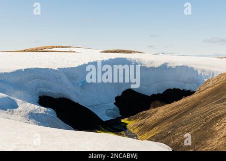 Schnee- und Gletscherflecken in Island, die während der Wanderung zu sehen sind Stockfoto