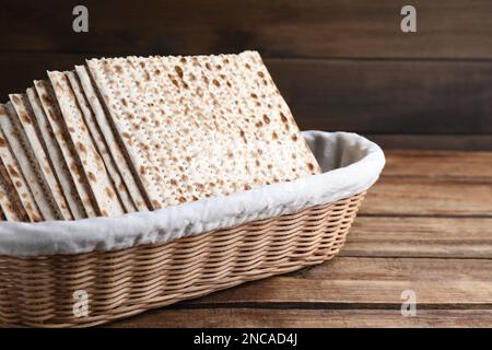 Traditionelle Matzen im Korb auf Holztisch Stockfoto