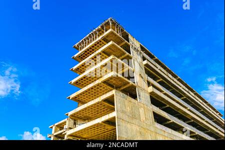 Riesige gigantische Baustelle, die eine Ruinenbaustelle in Zicatela Puerto Escondido Oaxaca Mexiko baut. Stockfoto