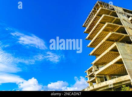 Riesige gigantische Baustelle, die eine Ruinenbaustelle in Zicatela Puerto Escondido Oaxaca Mexiko baut. Stockfoto
