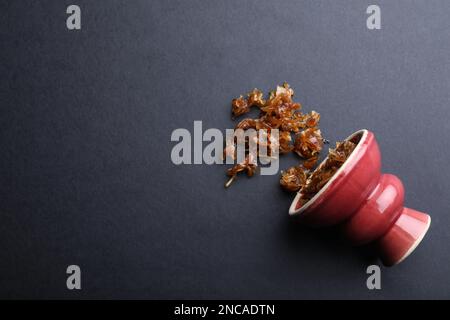 Moderne Hookah-Schüssel mit Tabak auf schwarzem Hintergrund, flach liegend. Platz für Text Stockfoto