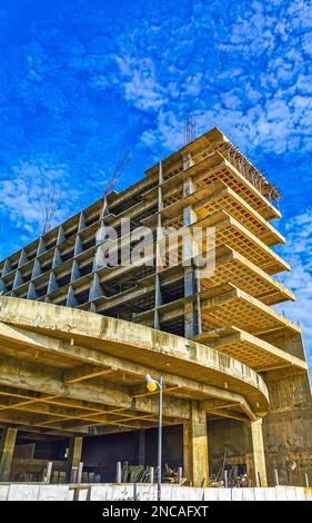 Riesige gigantische Baustelle, die eine Ruinenbaustelle in Zicatela Puerto Escondido Oaxaca Mexiko baut. Stockfoto