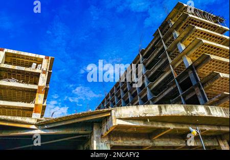 Riesige gigantische Baustelle, die eine Ruinenbaustelle in Zicatela Puerto Escondido Oaxaca Mexiko baut. Stockfoto