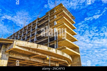Riesige gigantische Baustelle, die eine Ruinenbaustelle in Zicatela Puerto Escondido Oaxaca Mexiko baut. Stockfoto