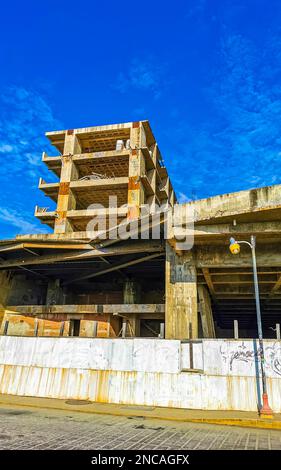 Riesige gigantische Baustelle, die eine Ruinenbaustelle in Zicatela Puerto Escondido Oaxaca Mexiko baut. Stockfoto