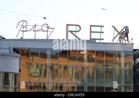 Stadtzentrum Helsinki, Finnland, Eingang zum Amos Rex Museum, Schild, funktionalistisches Gebäude, Fensterreflexion, Bio Rex in Lasipalatsi Stockfoto