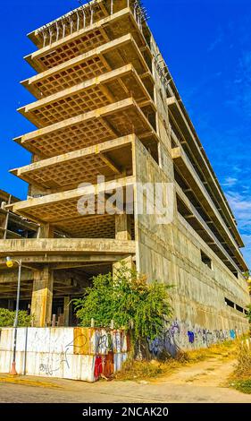 Riesige gigantische Baustelle, die eine Ruinenbaustelle in Zicatela Puerto Escondido Oaxaca Mexiko baut. Stockfoto