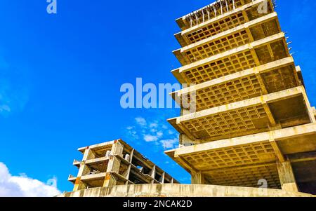 Riesige gigantische Baustelle, die eine Ruinenbaustelle in Zicatela Puerto Escondido Oaxaca Mexiko baut. Stockfoto