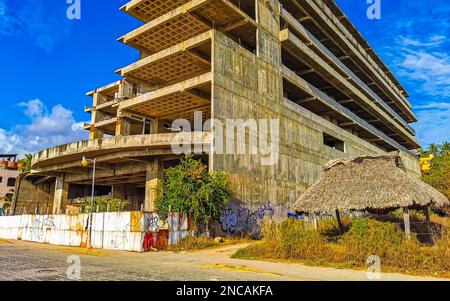 Riesige gigantische Baustelle, die eine Ruinenbaustelle in Zicatela Puerto Escondido Oaxaca Mexiko baut. Stockfoto