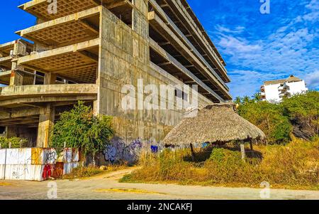 Riesige gigantische Baustelle, die eine Ruinenbaustelle in Zicatela Puerto Escondido Oaxaca Mexiko baut. Stockfoto