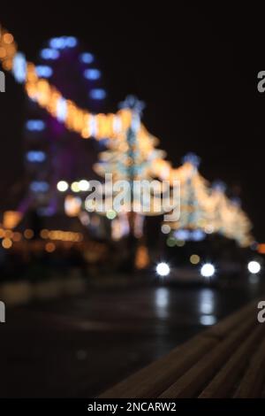 Verschwommene Weihnachtsmarktbeleuchtung und Straßenbeleuchtung Glasgow, Schottland, Großbritannien, weihnachtsbäume, George Square, Feiertagspostkarte, Neujahrsstimmung, Bokeh-Nacht Stockfoto