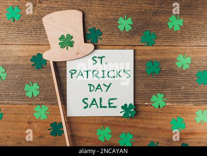 St. Patrick's Tagesverkauf mit Holzhintergrund Stockfoto