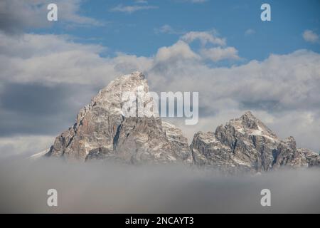 Teton Peaks erheben sich über den Wolken. Zu den Konzepten gehören Standhaftigkeit, Stärke und Entschlossenheit. Teton County, Wyoming, Grand Teton National Park, USA Stockfoto