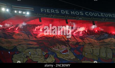 Paris Fans FC Paris Saint-Germain vs FC Bayern MŸnchen UEFA Championsleague Saison 2022/23 Achtelfinale Hinspiel 14.02.2023 Prinzenparkstadion Paris © diebilderwelt / Alamy Stock Stockfoto