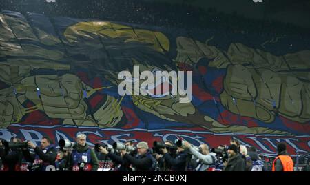 Paris Fans FC Paris Saint-Germain vs FC Bayern MŸnchen UEFA Championsleague Saison 2022/23 Achtelfinale Hinspiel 14.02.2023 Prinzenparkstadion Paris © diebilderwelt / Alamy Stock Stockfoto