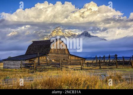 Das historische Moulton Barn an der Mormon Row im Grand Teton National Park, Jackson, Wyoming, USA Stockfoto