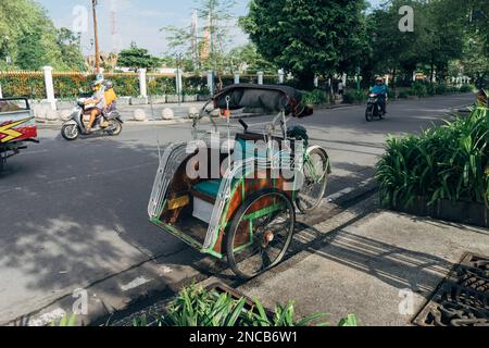 Yogyakarta, Indonesien - ca. 2023: Traditionelles javanisches Becak oder Pedicab in der Malioboro Street. Stockfoto