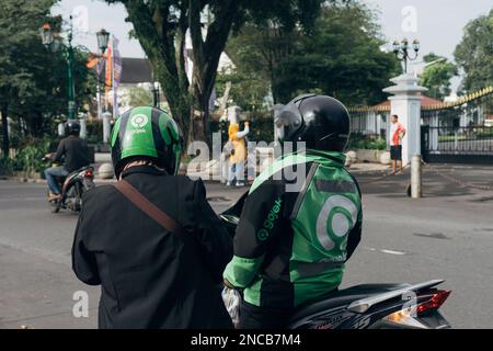 Yogyakarta, Indonesien - circa 2023: Gojek Online Motorradfahrer setzte Passagier um die Malioboro Street ab. Stockfoto