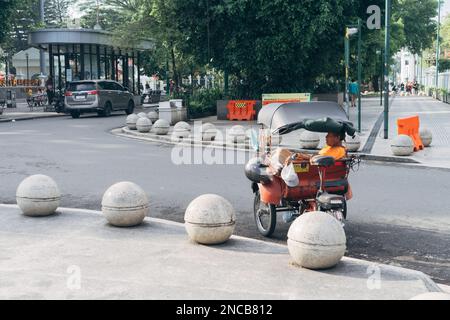 Yogyakarta, Indonesien - circa 2023: Becak Motor oder Pedicab Fahrer wartet auf Passagiere in der Malioboro Street. Stockfoto